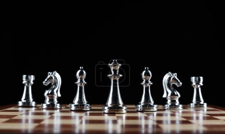 Foto de Figuras plateadas de ajedrez de pie sobre tablero de ajedrez - Imagen libre de derechos