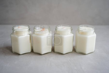 Téléchargez les photos : Bougies en cire de soja naturelle dans des bocaux en verre. - en image libre de droit