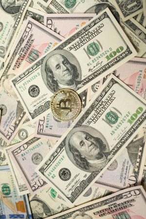 Téléchargez les photos : "Bitcoin pièce sur le dessus de Dollar Bills and Banknotes, monnaie numérique Crypto et Fiat Money. USD, Dollar américain Argent et espèces" - en image libre de droit