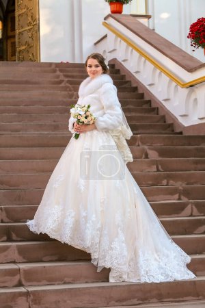 Téléchargez les photos : Mariés sur de hautes marches près de l'église orthodoxe - en image libre de droit