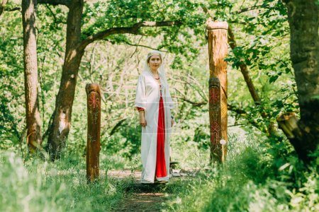 Foto de "mujer feliz sacerdotisa pagana preparado para la ceremonia. antigua fe en nuestro tiempo. temporadas, verano." - Imagen libre de derechos