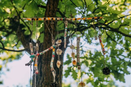 Photo pour "dispositifs païens accrochés à un arbre." - image libre de droit