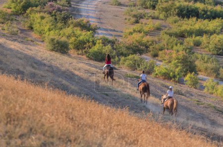 Téléchargez les photos : "Promenade à cheval d'un groupe de personnes" - en image libre de droit