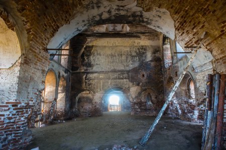 Téléchargez les photos : "nterior d'une vieille église en brique ruinée" - en image libre de droit