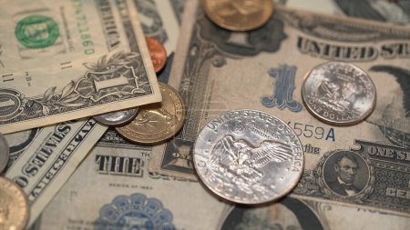 Téléchargez les photos : "Eisenhower Dollar sur les anciens billets de 1 Dollar. Dollar historique argent" - en image libre de droit