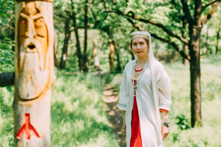 Téléchargez les photos : "femme heureuse prêtresse païenne préparée pour la cérémonie. vieille foi en notre temps. saisons, été." - en image libre de droit