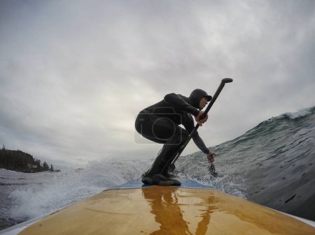 Téléchargez les photos : Surfeur attraper la vague dans l'océan
. - en image libre de droit