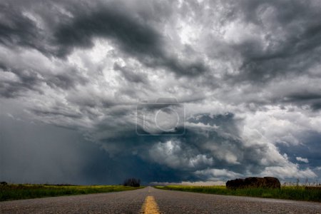 Téléchargez les photos : "Nuages de tempête des Prairies Canada
" - en image libre de droit