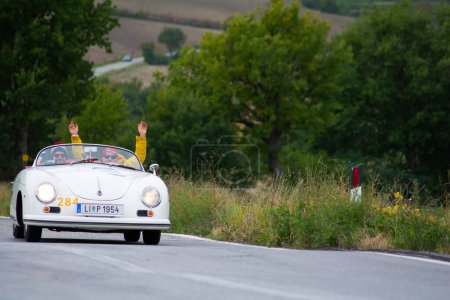 Téléchargez les photos : ITALIE - 23 octobre 2020 : PORSCHE 356 SPEEDSTER sur une vieille voiture de course au rallye Mille Miglia 2020 la célèbre course historique italienne (1927-1957) - en image libre de droit