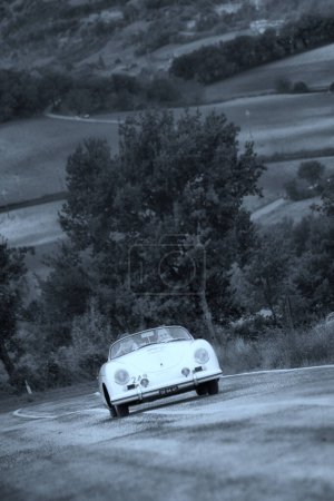 Téléchargez les photos : Voiture Porsche classique avec des gens sur la route - en image libre de droit