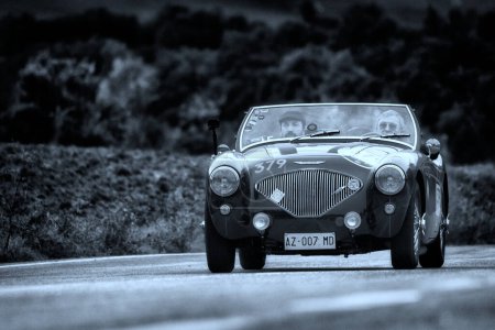 Téléchargez les photos : ITALIE - 23 octobre 2020 : PORSCHE 356 SPEEDSTER sur une vieille voiture de course au rallye Mille Miglia 2020 la célèbre course historique italienne (1927-1957) - en image libre de droit