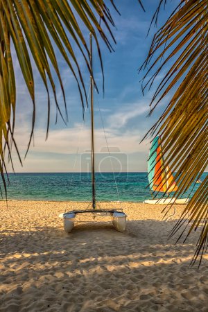 Foto de Coloridos catamaranes de vela en la playa. La zona del resort tropical con las playas más bellas - Imagen libre de derechos