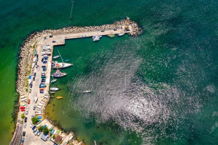 Foto de "Vista aérea desde el dron hasta la costa y el puerto deportivo con barcos y yates. Paisaje marino con yates desde arriba
" - Imagen libre de derechos
