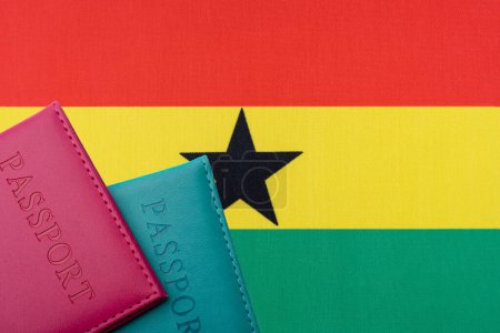 Foto de Contra la bandera de Ghana dos pasaportes - Imagen libre de derechos