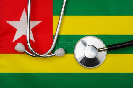 Foto de "La bandera del país Togo y el estetoscopio. El concepto de medicina
." - Imagen libre de derechos