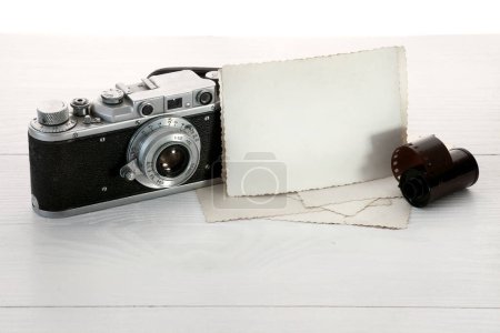 Foto de "Cámara fotográfica y fotos vintage, parte posterior" - Imagen libre de derechos