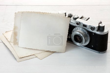 Foto de "Cámara fotográfica y fotos vintage, parte posterior" - Imagen libre de derechos