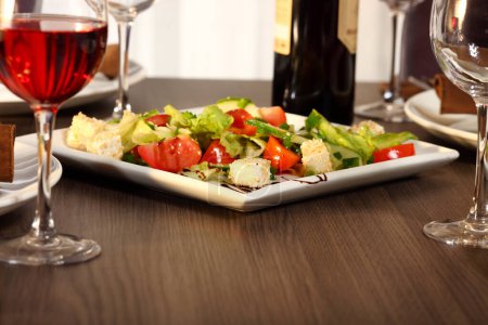 Téléchargez les photos : "dîner de luxe servi sur la table avec un verre de vin
" - en image libre de droit