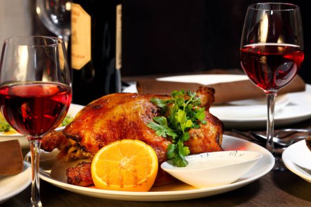 Téléchargez les photos : "dîner de luxe servi sur la table avec des verres de vin rouge" - en image libre de droit