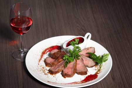Téléchargez les photos : "dîner de luxe servi sur la table avec un verre de vin rouge
" - en image libre de droit