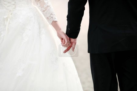 Foto de "Vista de cerca de una pareja casada cogida de la mano
" - Imagen libre de derechos