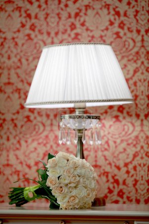 Téléchargez les photos : "Bouquet de roses de frêne et de thé près de la lampe" - en image libre de droit