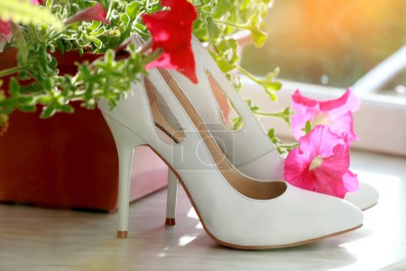 Téléchargez les photos : "Belles chaussures de mariage sur fond, gros plan - en image libre de droit