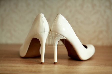 Téléchargez les photos : "Chaussures de mariée sur fond, gros plan - en image libre de droit