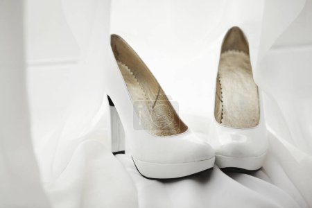Téléchargez les photos : "Chaussures de mariée sur fond, gros plan - en image libre de droit
