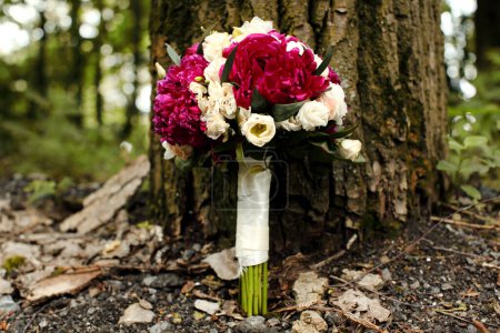 Téléchargez les photos : "Bouquet de mariage sur fond, gros plan - en image libre de droit