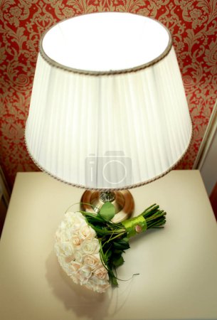 Téléchargez les photos : "Bouquet de roses de frêne et de thé près de la lampe" - en image libre de droit