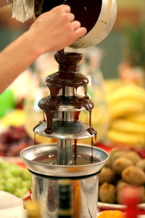 Téléchargez les photos : "Fontaine à fondue au chocolat sur fond, gros plan - en image libre de droit
