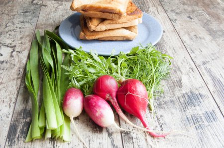 Téléchargez les photos : Légumes frais et andwiches sur la vieille table en bois - en image libre de droit