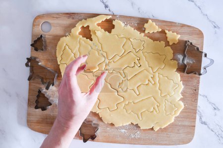 Téléchargez les photos : Le processus de découpage des chiffres de la pâte courte croûte pour les biscuits de Noël - en image libre de droit