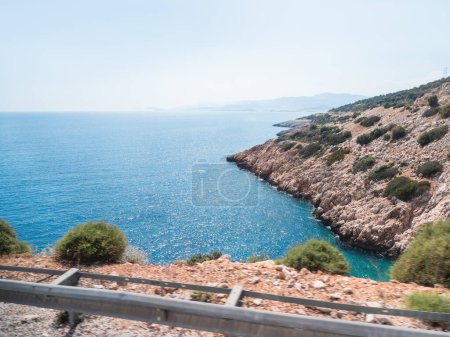 Téléchargez les photos : Route serpentine de montagne le long de la mer Méditerranée. Demre Finike Yolu route. Turquie. - en image libre de droit