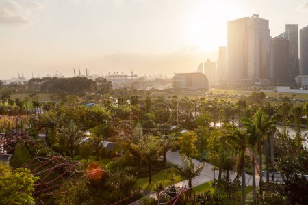 Téléchargez les photos : "SINGAPOUR, SINGAPOUR - 17 janvier 2013. Vue panoramique sur les jardins de la baie, les gratte-ciel modernes et le port maritime de la ville asiatique." - en image libre de droit