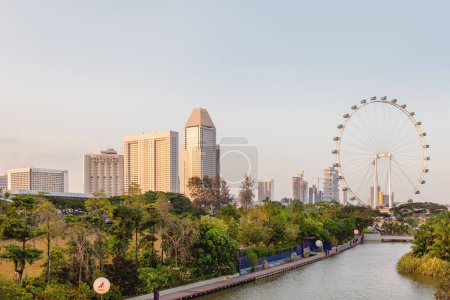 Téléchargez les photos : "SINGAPOUR, SINGAPOUR - 17 janvier 2013. Vue panoramique aérienne de Gardens by the Bay, attraction Big Wheel et gratte-ciel d'affaires." - en image libre de droit