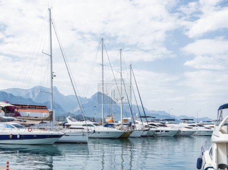 Téléchargez les photos : Yachts sont amarrés à la Grand Marina, Kemer, Turquie. Beaux bateaux pour des excursions touristiques sur la mer Méditerranée. - en image libre de droit