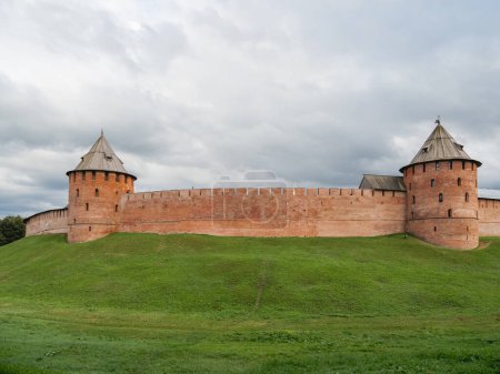 Téléchargez les photos : "Murs et tours Fyodorovskaya et Mitropolichya de Novgorod Kremlin. Journée nuageuse d'été à Veliky Novgorod, Russie." - en image libre de droit