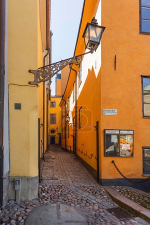 Foto de "STOCKHOLM, SUECIA - 06 de julio de 2017. Calles estrechas en la parte histórica de la ciudad. Edificios antiguos en Gamla stan." - Imagen libre de derechos
