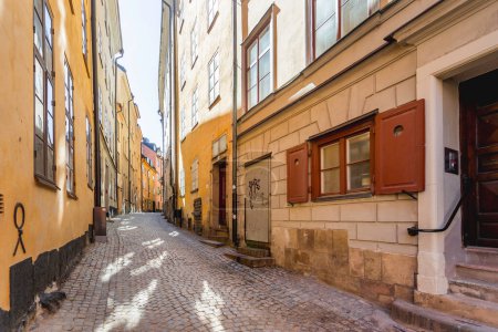 Téléchargez les photos : "STOCKHOLM, SUÈDE - 6 juillet 2017. Rues étroites dans la partie historique de la ville. Bâtiments à l'ancienne au Gamla stan." - en image libre de droit