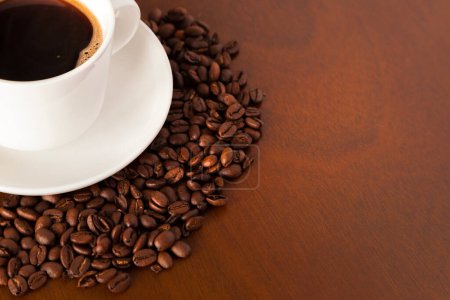 Téléchargez les photos : Vue partielle café tasse grains table en bois - en image libre de droit