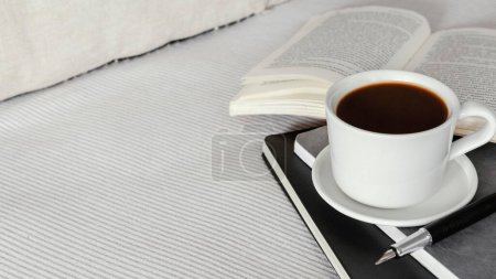 Téléchargez les photos : Livre tasse à café grand angle - en image libre de droit
