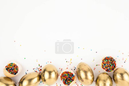 Téléchargez les photos : Coquilles d "œufs avec saupoudrer près d" œufs dorés - en image libre de droit