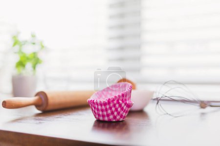 Téléchargez les photos : Vue sur la table en bois de cuisson - en image libre de droit