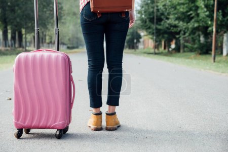 Téléchargez les photos : Vue arrière jeune fille avec parc à bagages rose - en image libre de droit