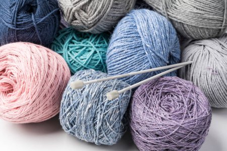 Téléchargez les photos : Fil de laine coloré avec des aiguilles en plastique - en image libre de droit