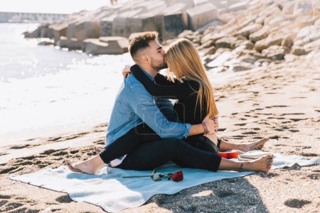 Téléchargez les photos : Couple doux amoureux embrassant la plage - en image libre de droit