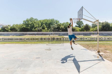 Téléchargez les photos : Joueur de basket lançant cerceau de basket - en image libre de droit