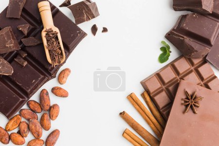 Téléchargez les photos : Barres de chocolat avec cuillère en bois - en image libre de droit